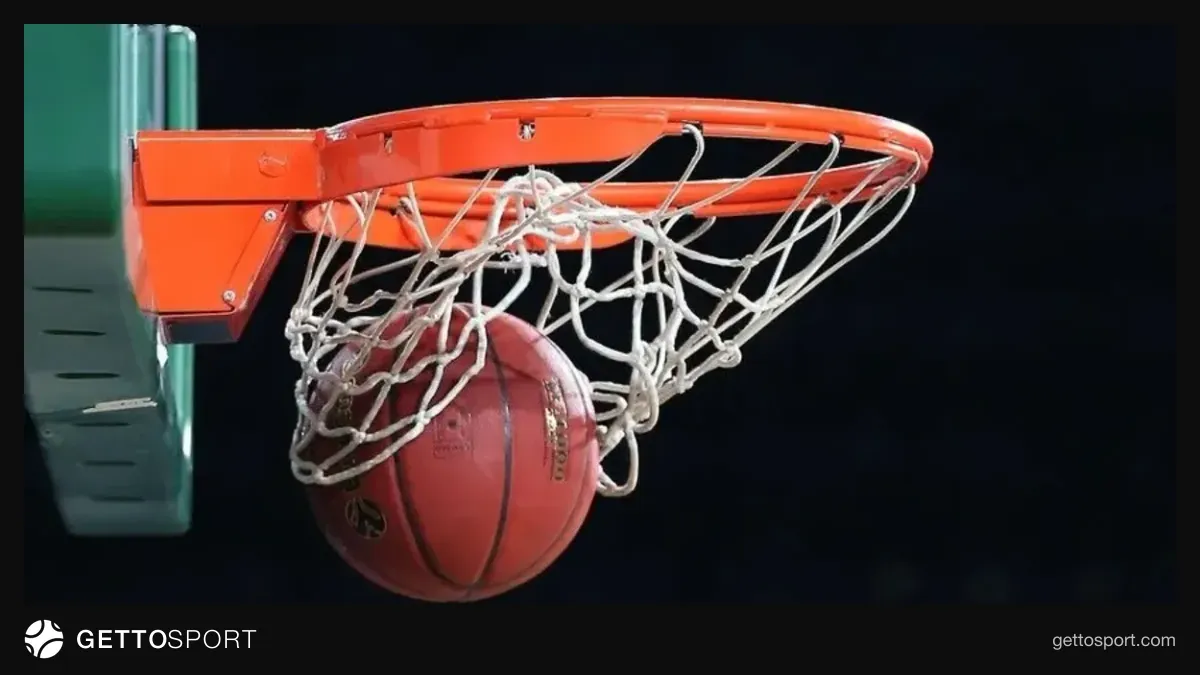 Basketbol sahasında maç öncesi görüntü, hakemler ve takımlar