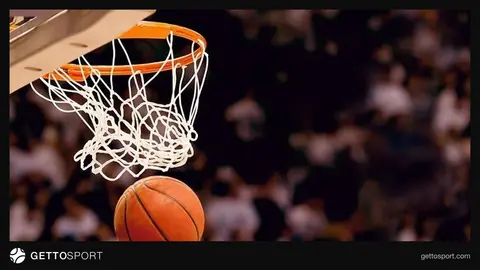 Basketbol maçını yayınlayan televizyon stüdyosu ve ekranlar