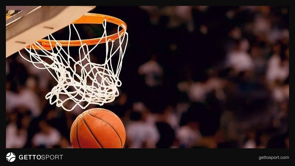 Basketbol maçını yayınlayan televizyon stüdyosu ve ekranlar