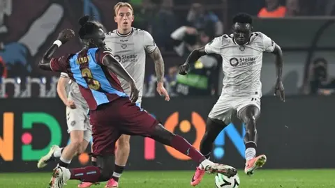 Batista Mendy maç sonrası basın toplantısında konuşurken