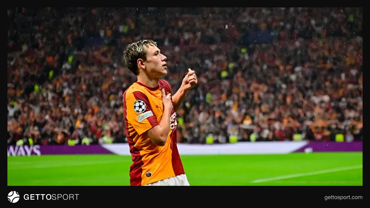 Batrakov sarı kırmızılı formayla duran top kullanırken