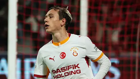 Galatasaray formasıyla Aleksey Batrakov saha içinde top sürüyor