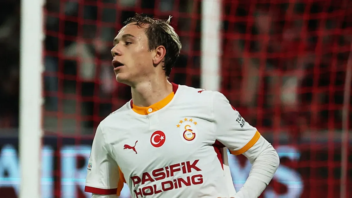 Galatasaray formasıyla Aleksey Batrakov saha içinde top sürüyor