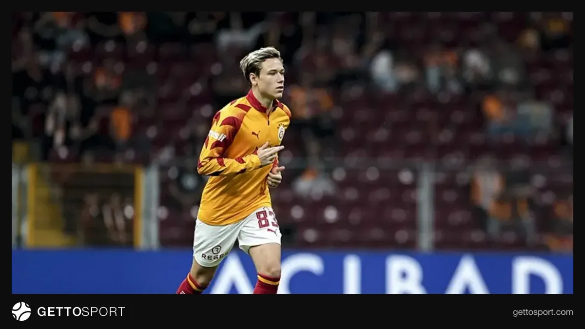 Galatasaray forması giymiş Batrakov saha üzerinde