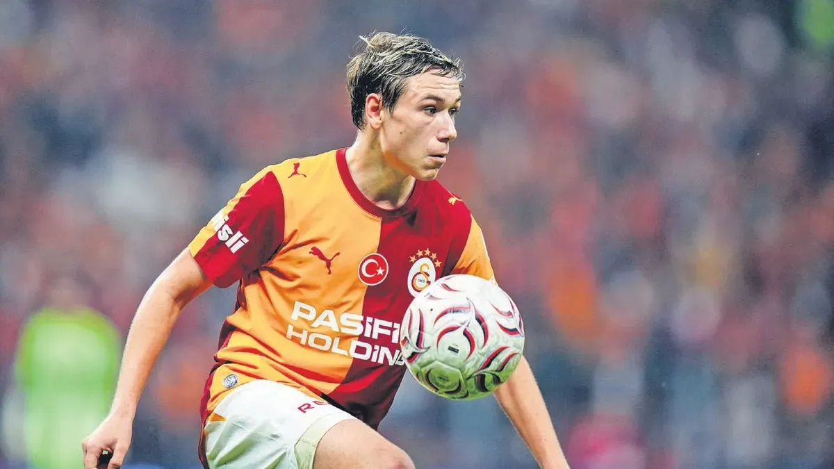 Batrakov gol sevincinde, formasıyla saha üzerinde