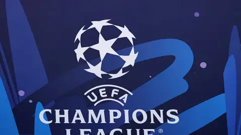 Bavariya və Arsenal futbolçuları meydanda qarşılaşma səhnəsi