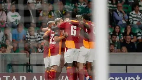 Bavariya və Arsenal futbolçuları meydançada qarşılaşmağa hazırlaşır