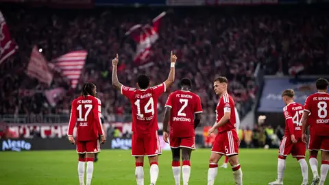 Münhendə Bavariya oyunçuları və azarkeşləri stadionda