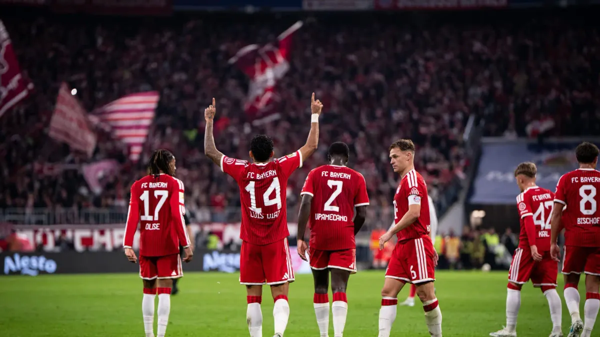 Münhendə Bavariya oyunçuları və azarkeşləri stadionda