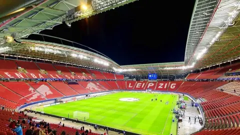 Bavariya oyunçuları Auqsburq stadionunda hazırlaşır