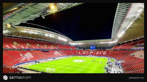 Bavariya oyunçuları Auqsburq stadionunda hazırlaşır