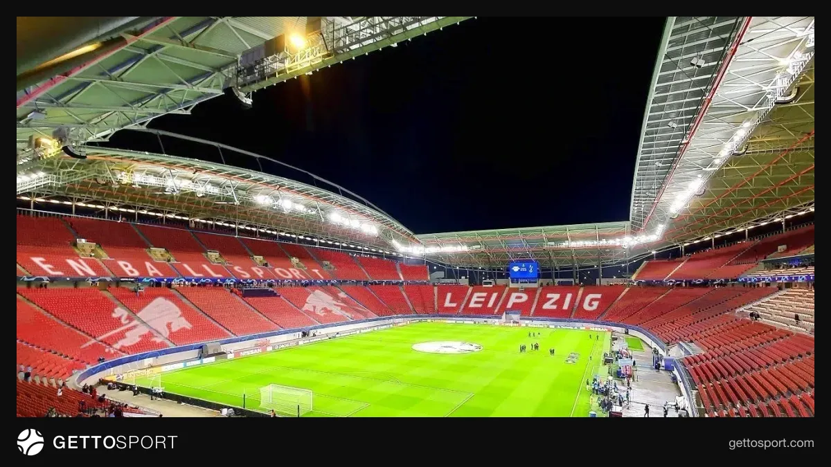 Bavariya oyunçuları Auqsburq stadionunda hazırlaşır