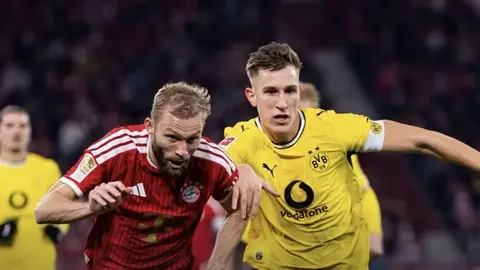 Münxendə Bavariya və Borussia matçında futbolçuların mübarizəsi
