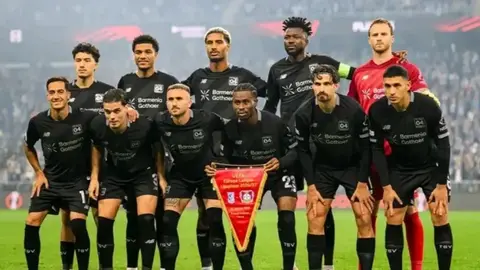 Bayer Leverkusen futbolçuları qələbəni qeyd edir