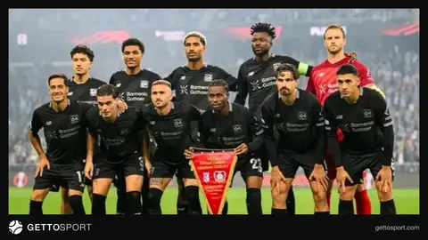 Bayer Leverkusen futbolçuları qələbəni qeyd edir