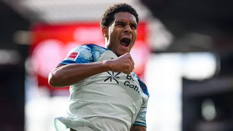 Bayer Leverkusen oyuncuları gol sevinci MEWA Arena