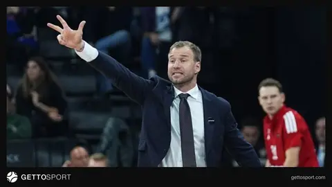 Anton Gavel maç sonrası konuşurken, Bayern Münih oyuncuları saha kenarında