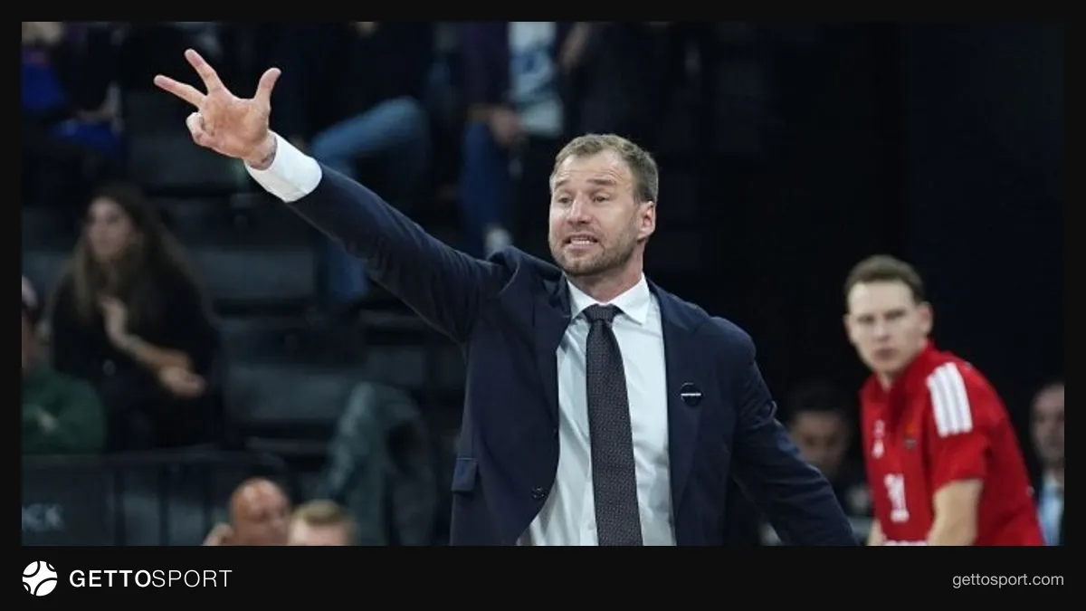 Anton Gavel maç sonrası konuşurken, Bayern Münih oyuncuları saha kenarında