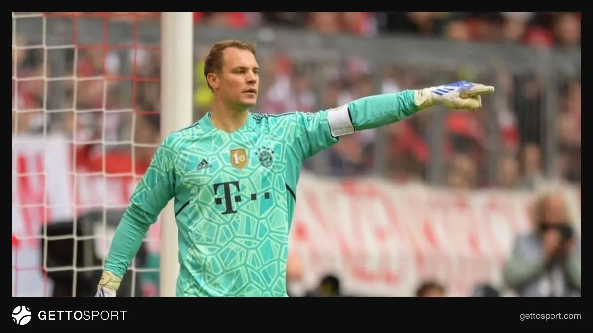 Bayern qapıçısı Manuel Noyer və klub loqosu