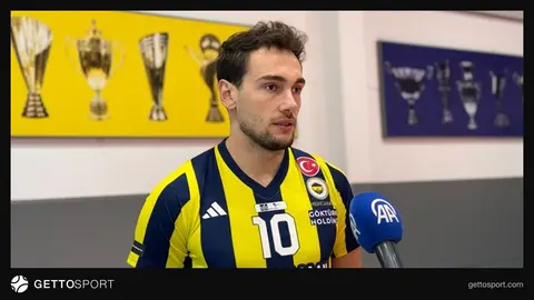 Bedirhan Bülbül ve Kaan Gürbüz Fenerbahçe formasıyla basın açıklaması yaparken