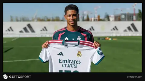 Cud Bellingem Real Madrid forması ilə xatirə köynəyini göstərir