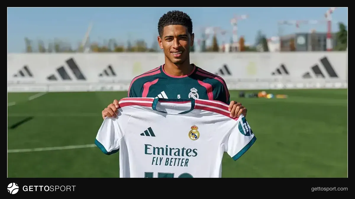 Cud Bellingem Real Madrid forması ilə xatirə köynəyini göstərir