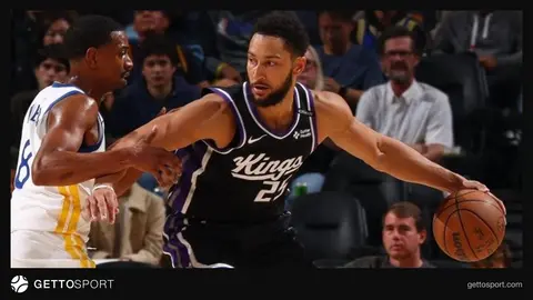 Ben Simmons Kings formasıyla top sürerken