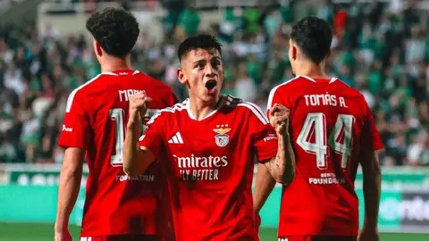 Benfica oyuncuları gol sevinci ile sahada
