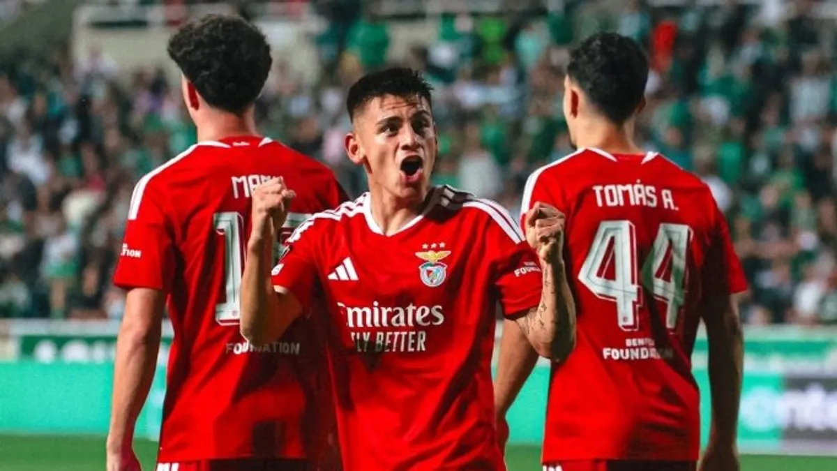 Benfica oyuncuları gol sevinci ile sahada