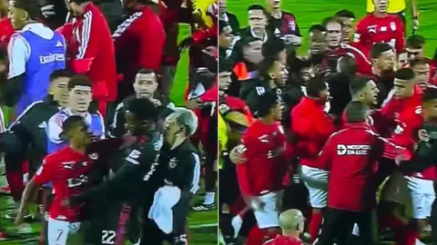 Benfica ve Santa Clara oyuncuları maç sonrası saha içi karışıklık anında