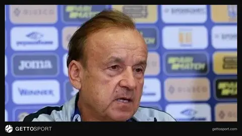 Gernot Ror danışarkən və ya Benin komandası Argentina matçında