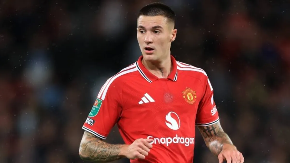 Benjamin Sesko sakatlık tedavisi için dinleniyor, kırmızı Manchester United antrenman forması
