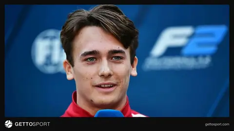 Beqanoviç Ferrari kombinezonunda bolid yanında