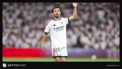 Bernardo Silva Real Madrid formasında topu sürür