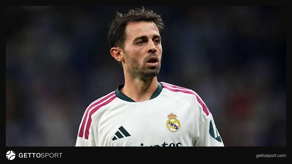 Bernardu Silva tribunaya baxaraq jurnalistlərə açıqlama verir
