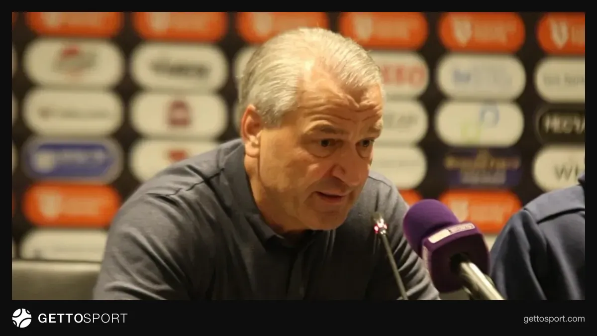 Bernd Storck basın toplantısında mikrofonlara konuşurken