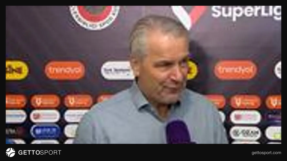 Bernd Storck maç sonrası basın toplantısında konuşurken