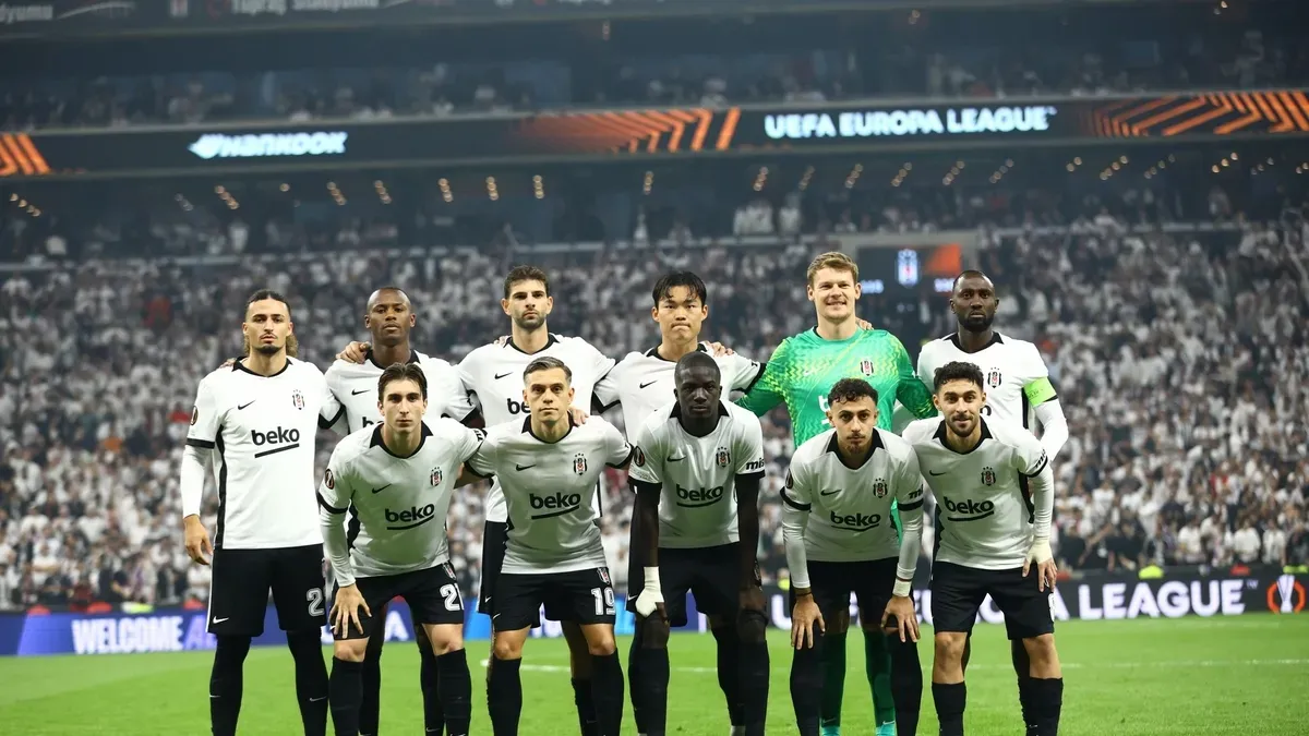 Beşiktaş futbolcuları antrenmanda hazırlık yaparken stat dışından görüntü