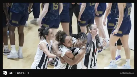 Beşiktaş ve Fenerbahçe kadın basketbol takımları Akatlar salonunda maç sırasında