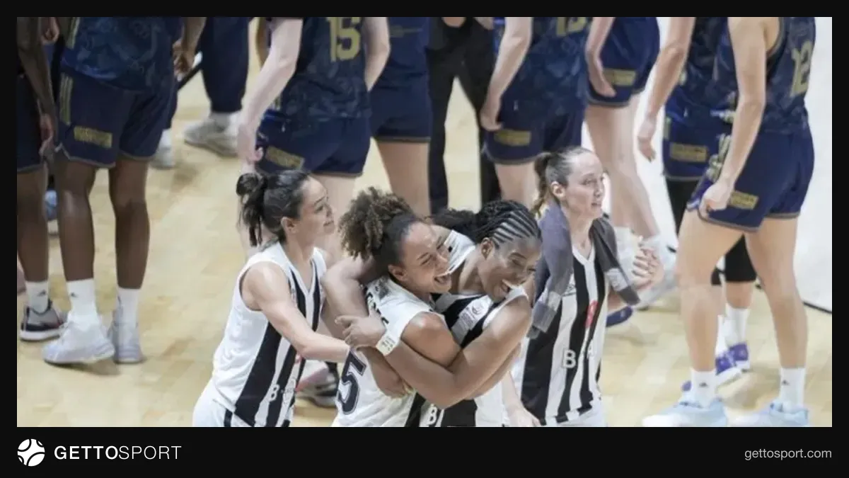 Beşiktaş ve Fenerbahçe kadın basketbol takımları Akatlar salonunda maç sırasında