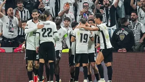 Beşiktaşlı futbolcular Avrupa Ligi maçında sevinç yürüyüşü