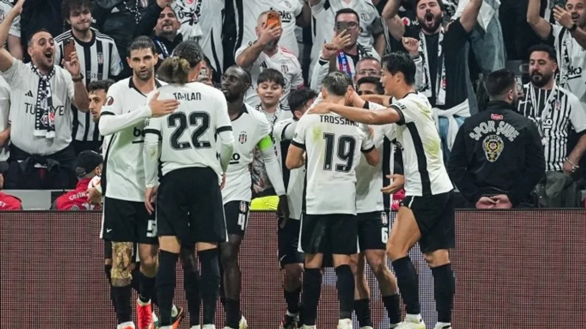 Beşiktaşlı futbolcular Avrupa Ligi maçında sevinç yürüyüşü