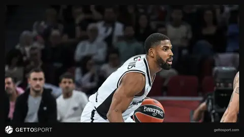 Beşiktaş oyuncuları seviniyor; pota arkası maç anı