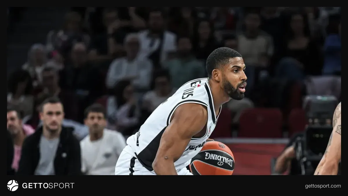 Beşiktaş oyuncuları seviniyor; pota arkası maç anı