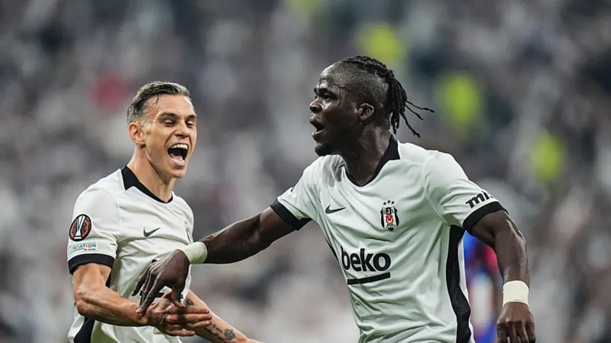 Beşiktaş oyuncuları ve taraftarlar maç sırasında kutlama anı