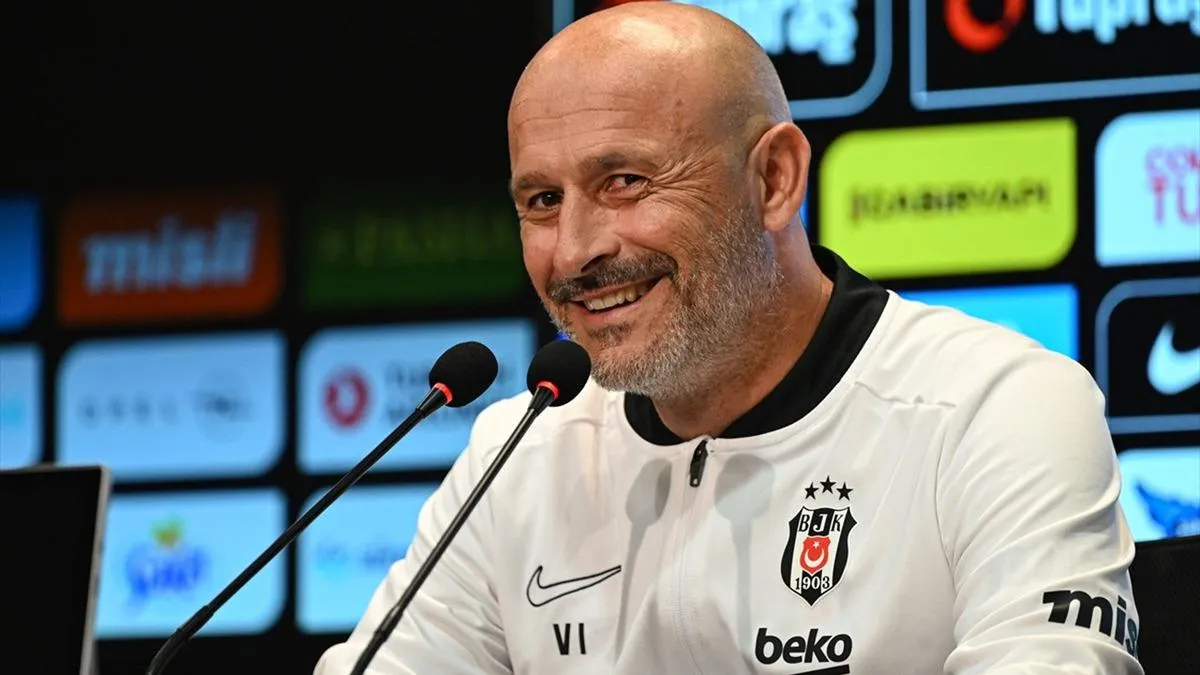 Beşiktaş futbolcuları formalarıyla birlikte sevinç yaşarken görüntü