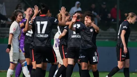 Beşiktaş kadın futbolcuları pembe tişörtlerle ısınırken, Milica Popovic gol sevincinde