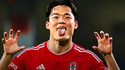 Beşiktaş oyuncuları gol sevincini tribünlere giderek kutluyor