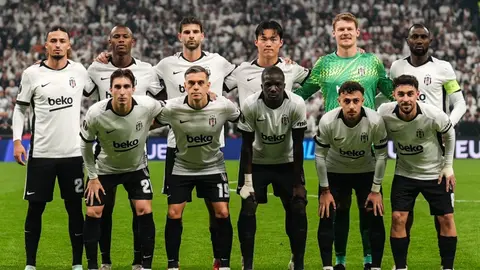 Beşiktaş futbolcuları maç öncesi ısınırken stadyum görüntüsü