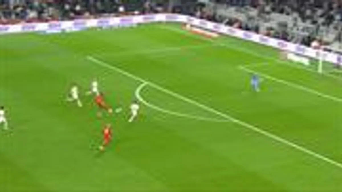 Beşiktaş formasıyla Wilfred Ndidi şut çekerken